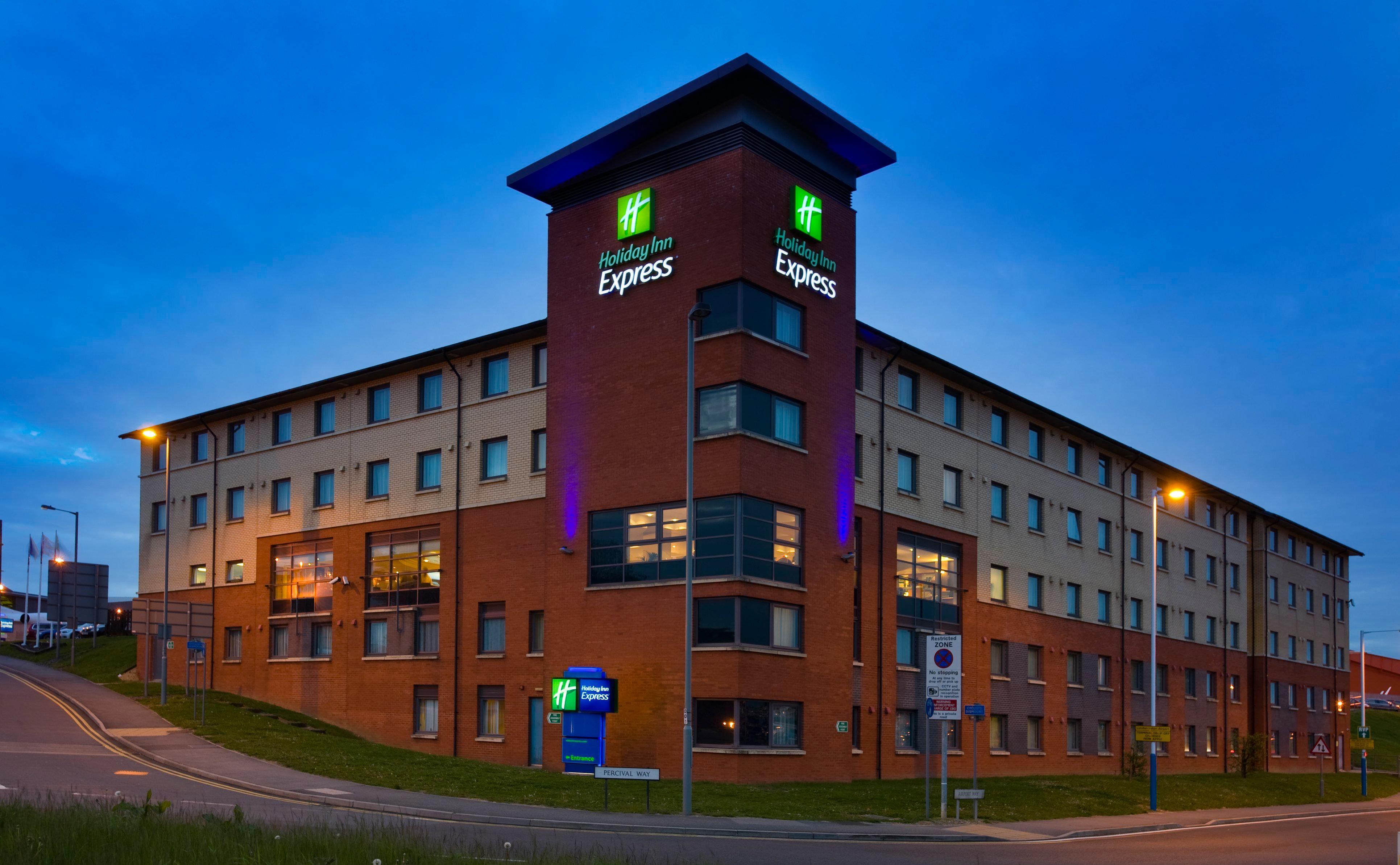 Holiday Inn Express London Luton Airport, An Ihg Hotel Exterior foto