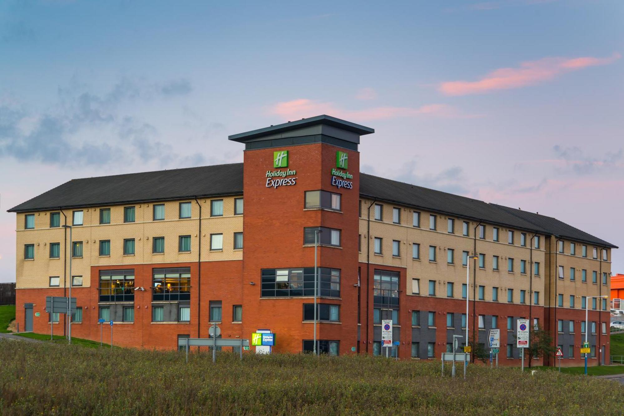 Holiday Inn Express London Luton Airport, An Ihg Hotel Exterior foto