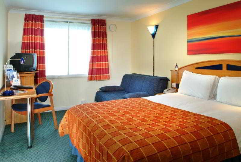 Holiday Inn Express London Luton Airport, An Ihg Hotel Zimmer foto