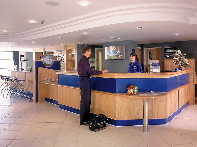 Holiday Inn Express London Luton Airport, An Ihg Hotel Exterior foto