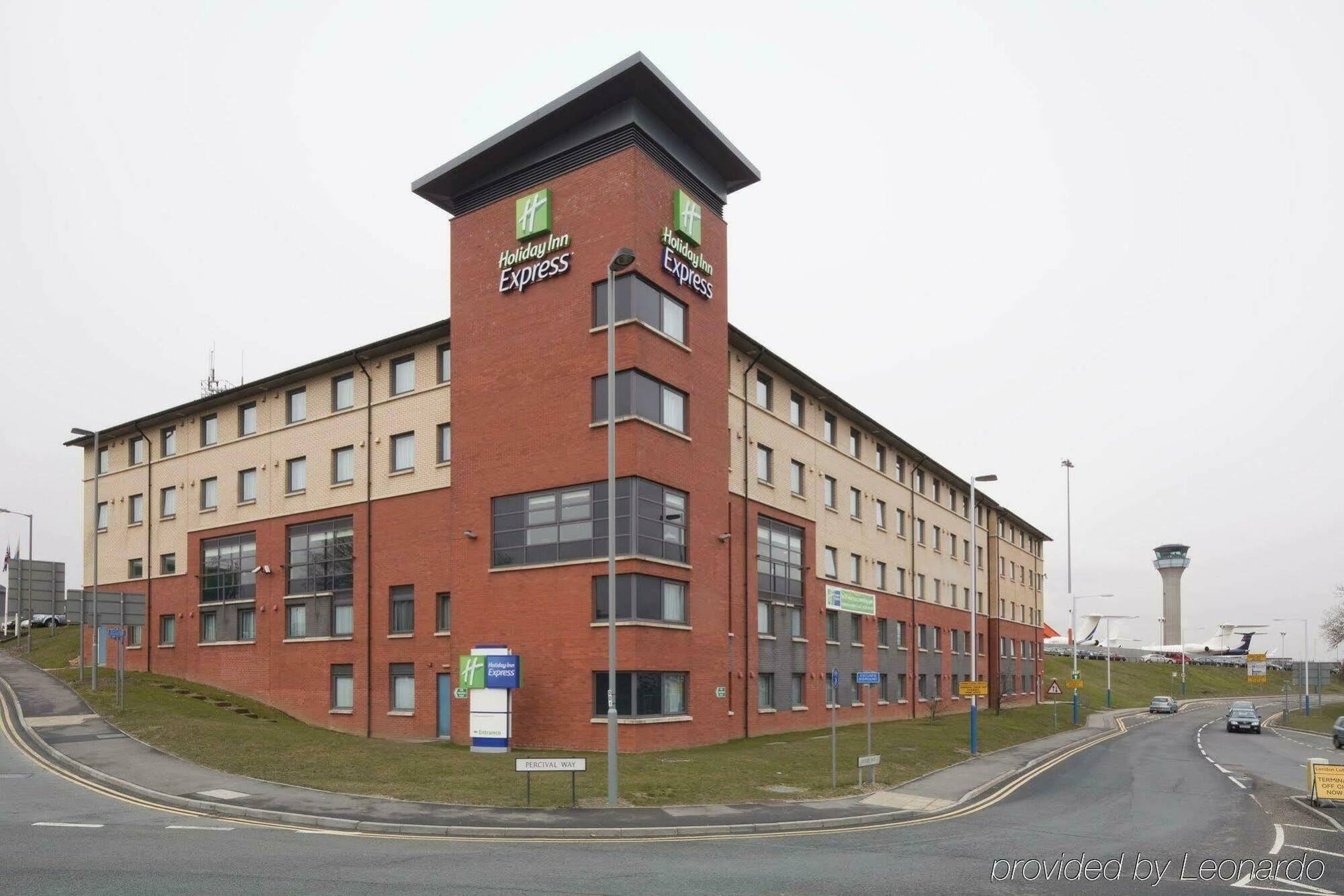 Holiday Inn Express London Luton Airport, An Ihg Hotel Exterior foto